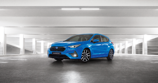 Modelo Subaru Impreza estacionado en parqueadero subterráneo