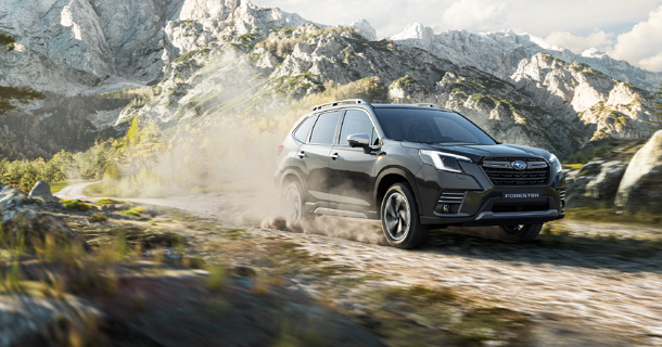 Subaru Forester en terreno arenoso, con montaña de fondo
