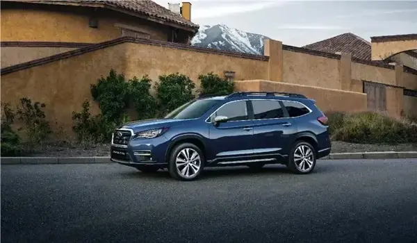 Modelo Subaru estacionada en frente de casa