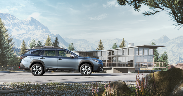 Auto Subaru parqueado frente a casa en la montaña