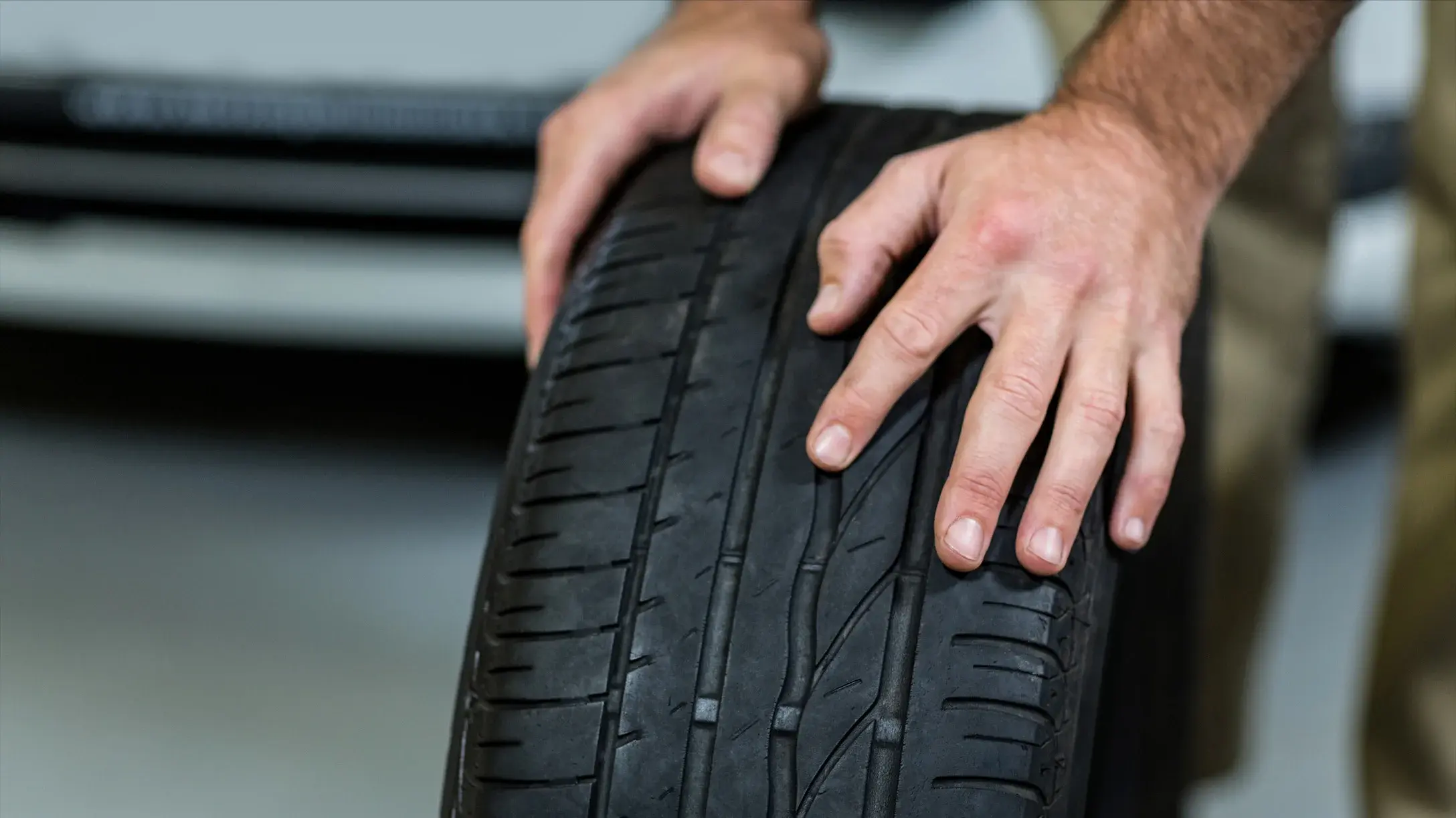 experto en mecánica cambiando llantas