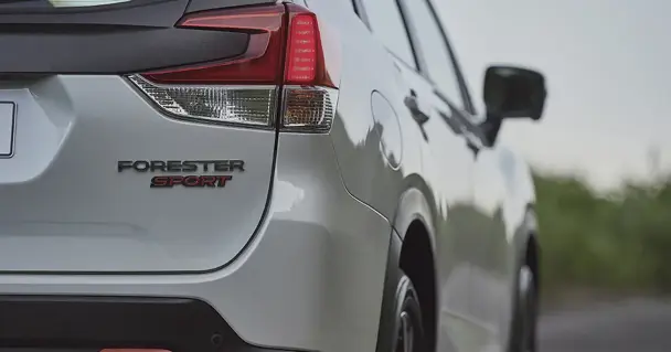 Subaru Forester Sport color plateado