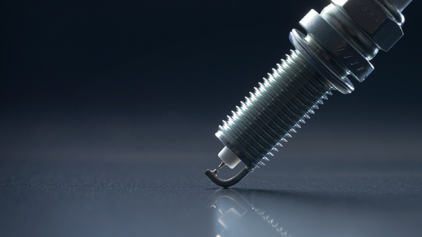 Bujía de auto Subaru sobre fondo negro