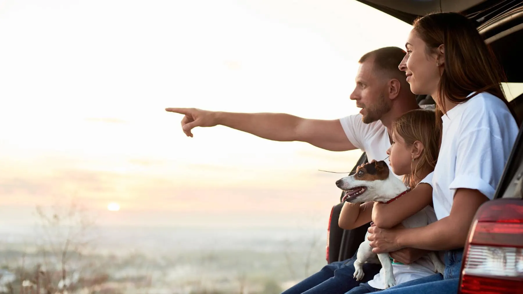 Familia en auto Subau en mirador observando la ciudad
