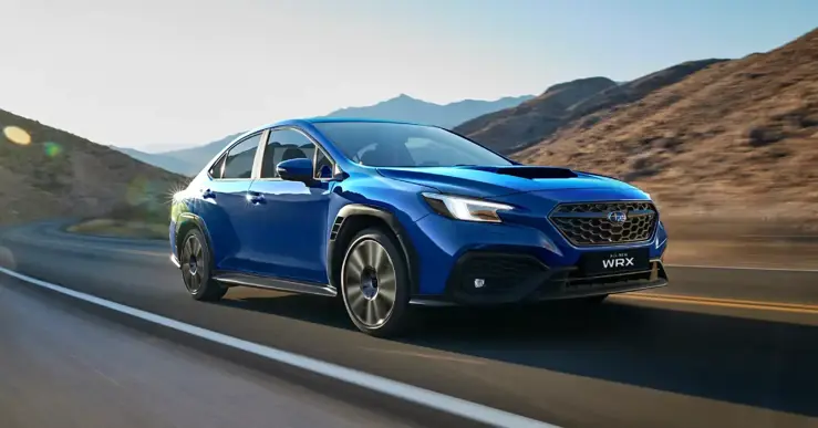 Auto Subaru WRX en carretera con montaña de fondo