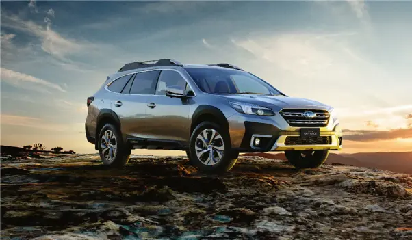 Modelo Subaru con paisaje y atardecer de fondo