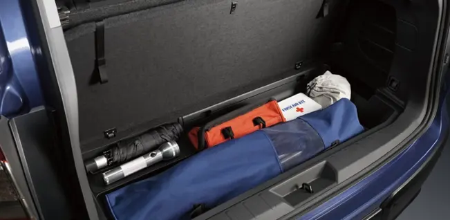 Maletero de Subaru Evoltis con implementos de campamento.