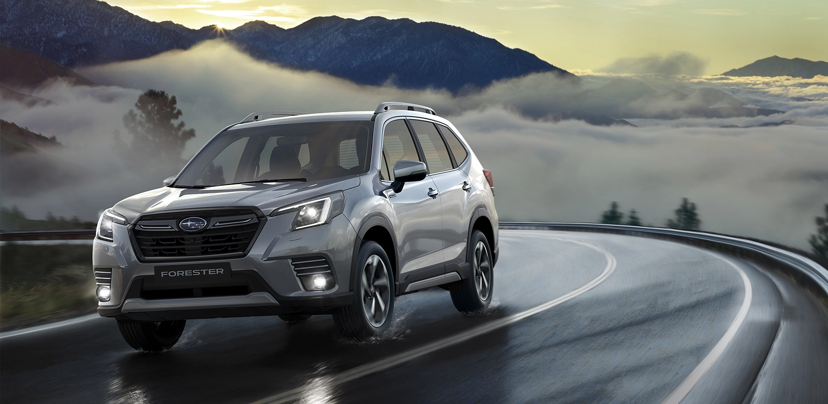 Auto híbrido Subaru Forester sobre carretera