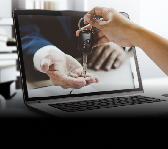 Mano de mujer entregando llaves de auto a través de una pantalla