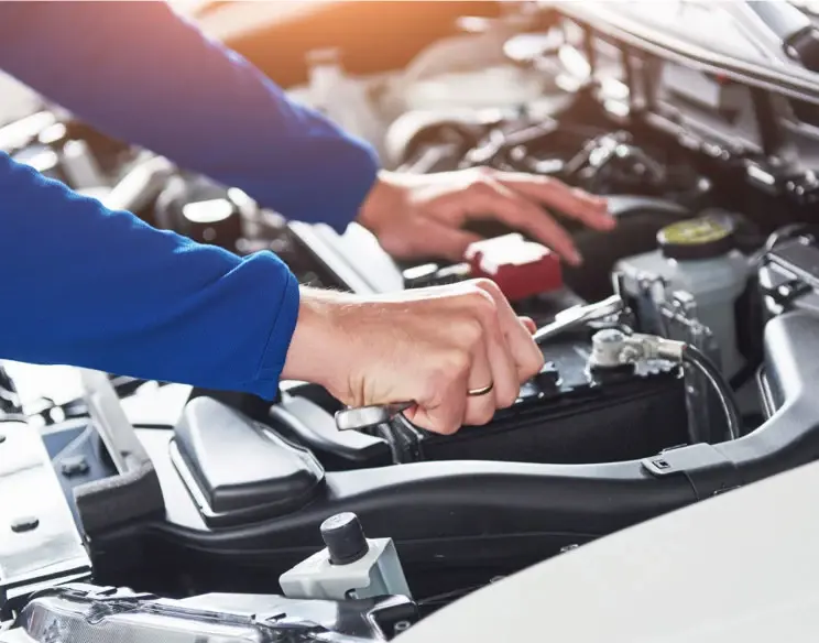 Mano de hombre ajustando la bateria del auto.