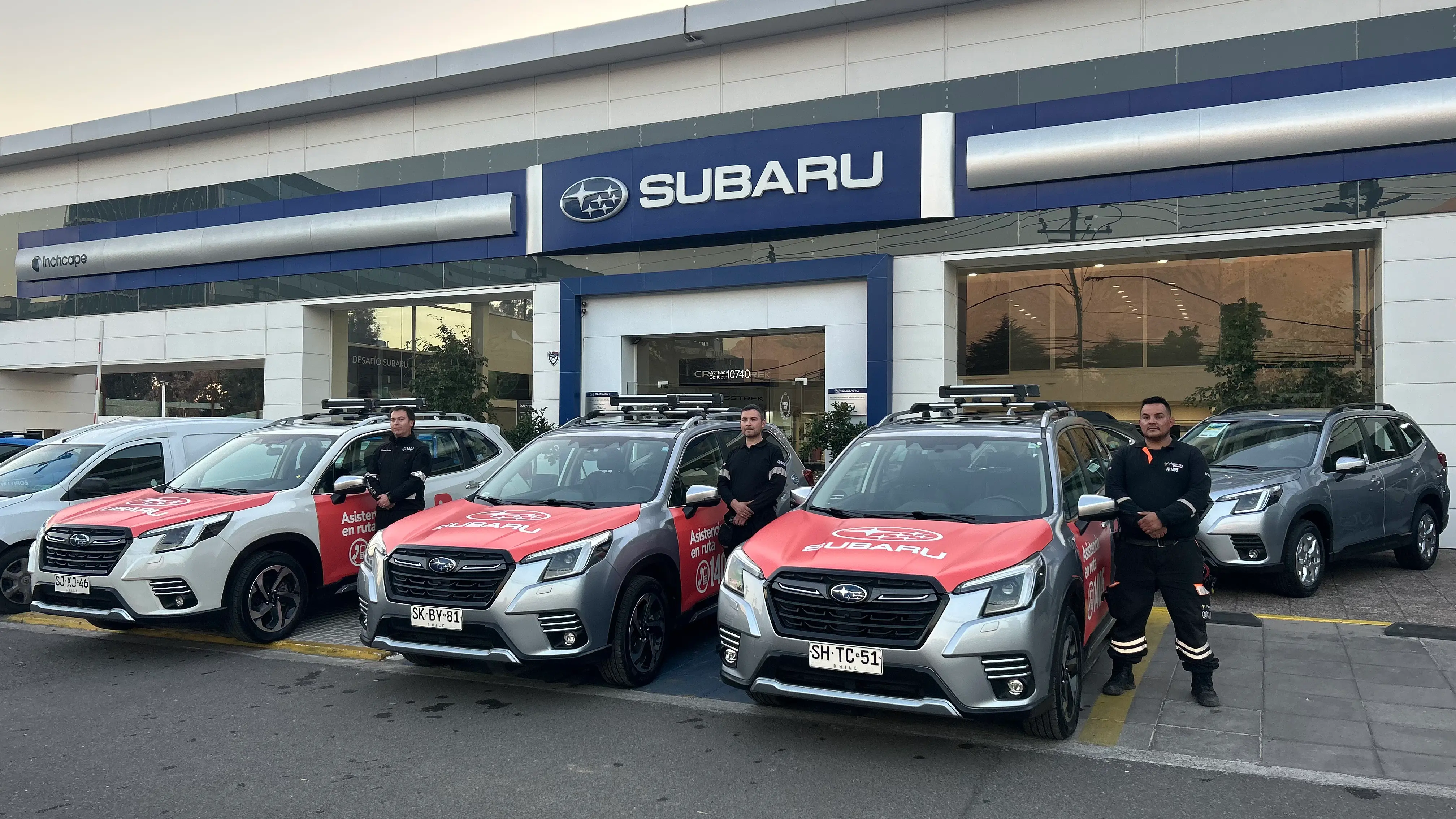 3 Subaru Forester con calcomanía de asistencia en ruta estacionados en frente de concesionario Subaru 