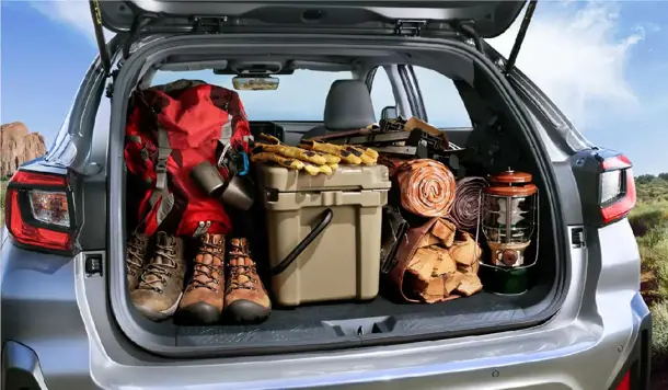 auto Subaru con maletero abierto
