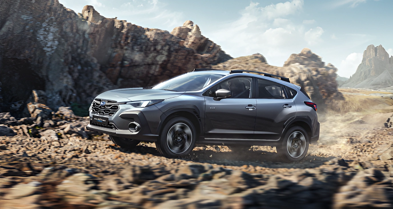 SUV híbrido en desierto con montañas de fondo.