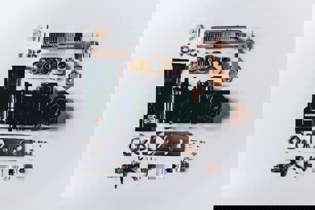 Partes de autos sobre fondo blanco, repuestos Subaru