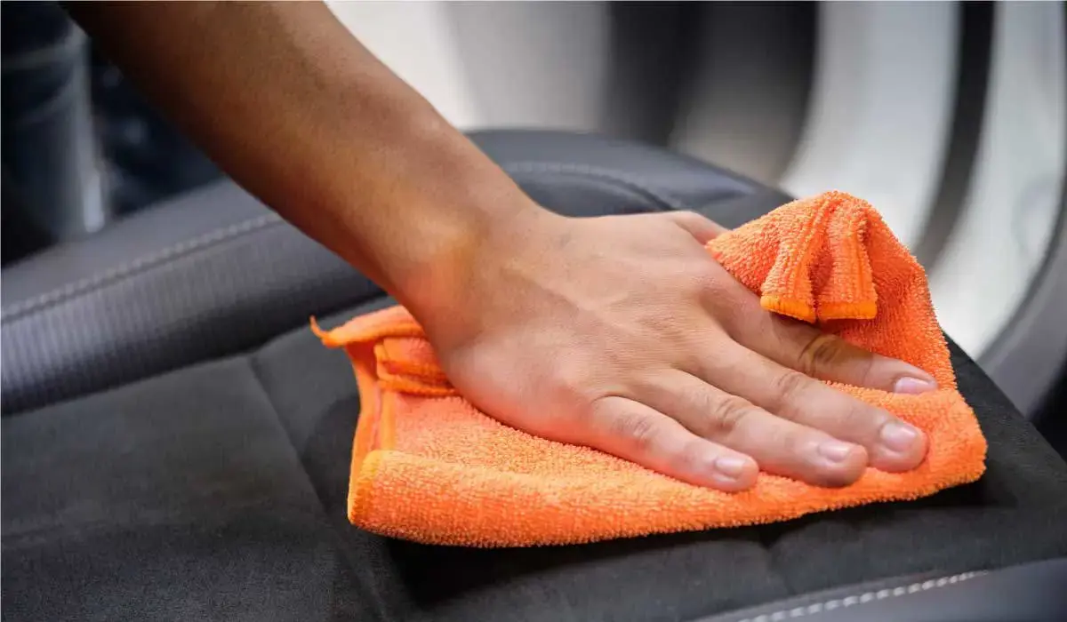 limpiando interior vehiculo subaru