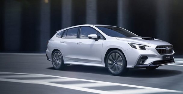 WRX Sportwagon color blanco a velocidad en carretera