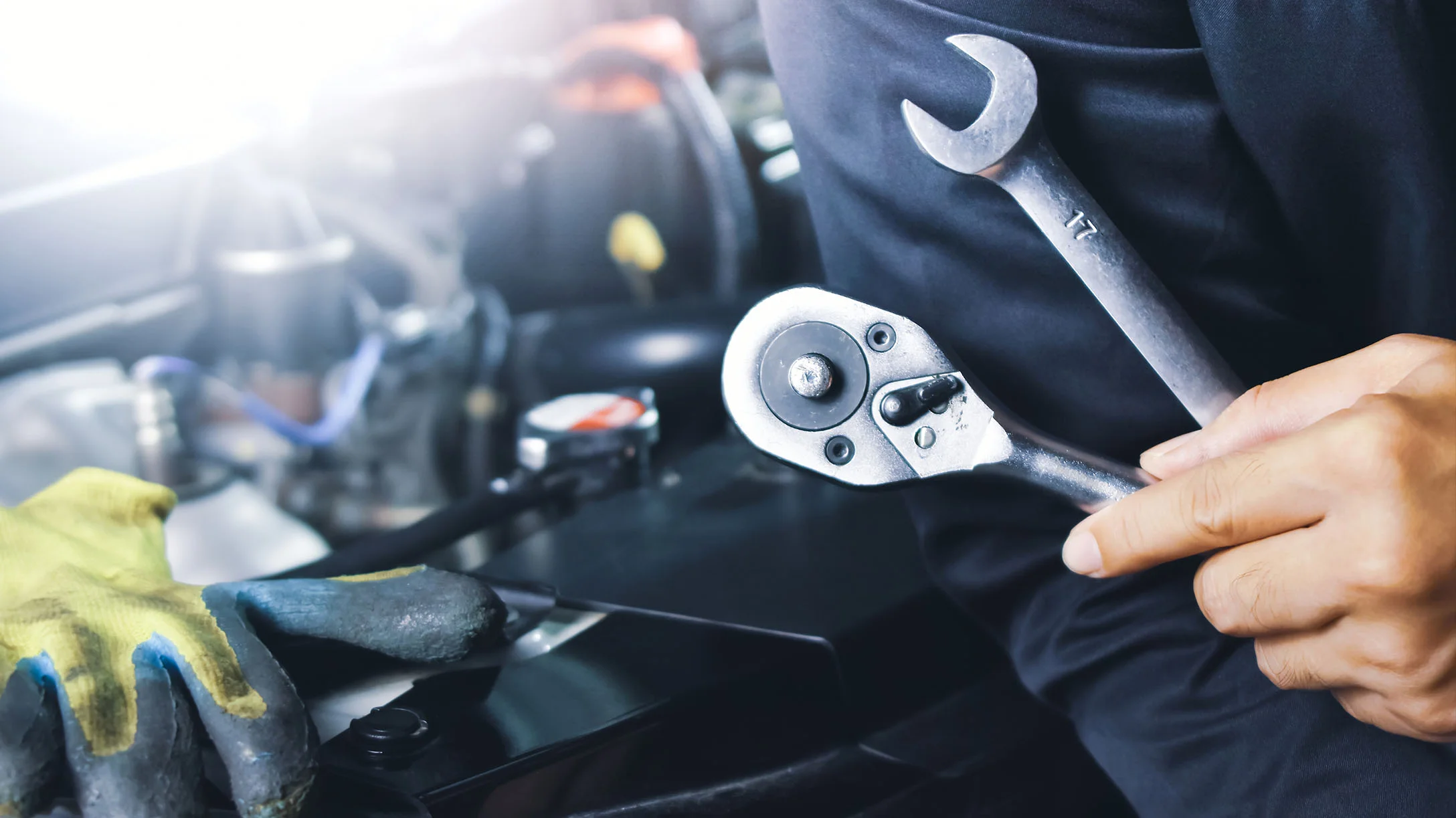 llaves y herramientas de mecánica automotriz