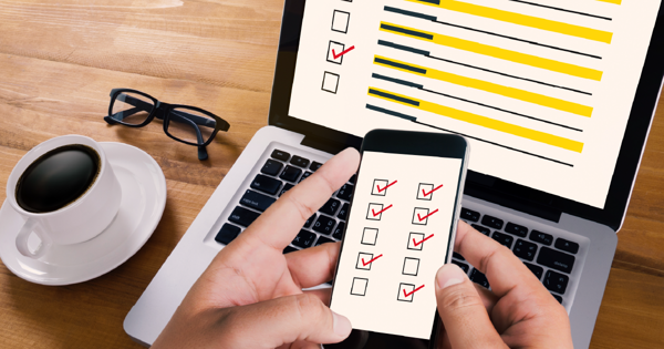 Checklist en pantalla de celular y computador