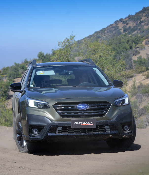 Subaru Outback en terreno empedrado con montaña de fondo.