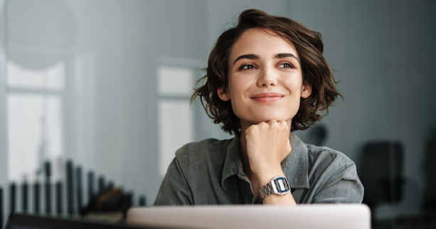 señora sonriente frente a computador