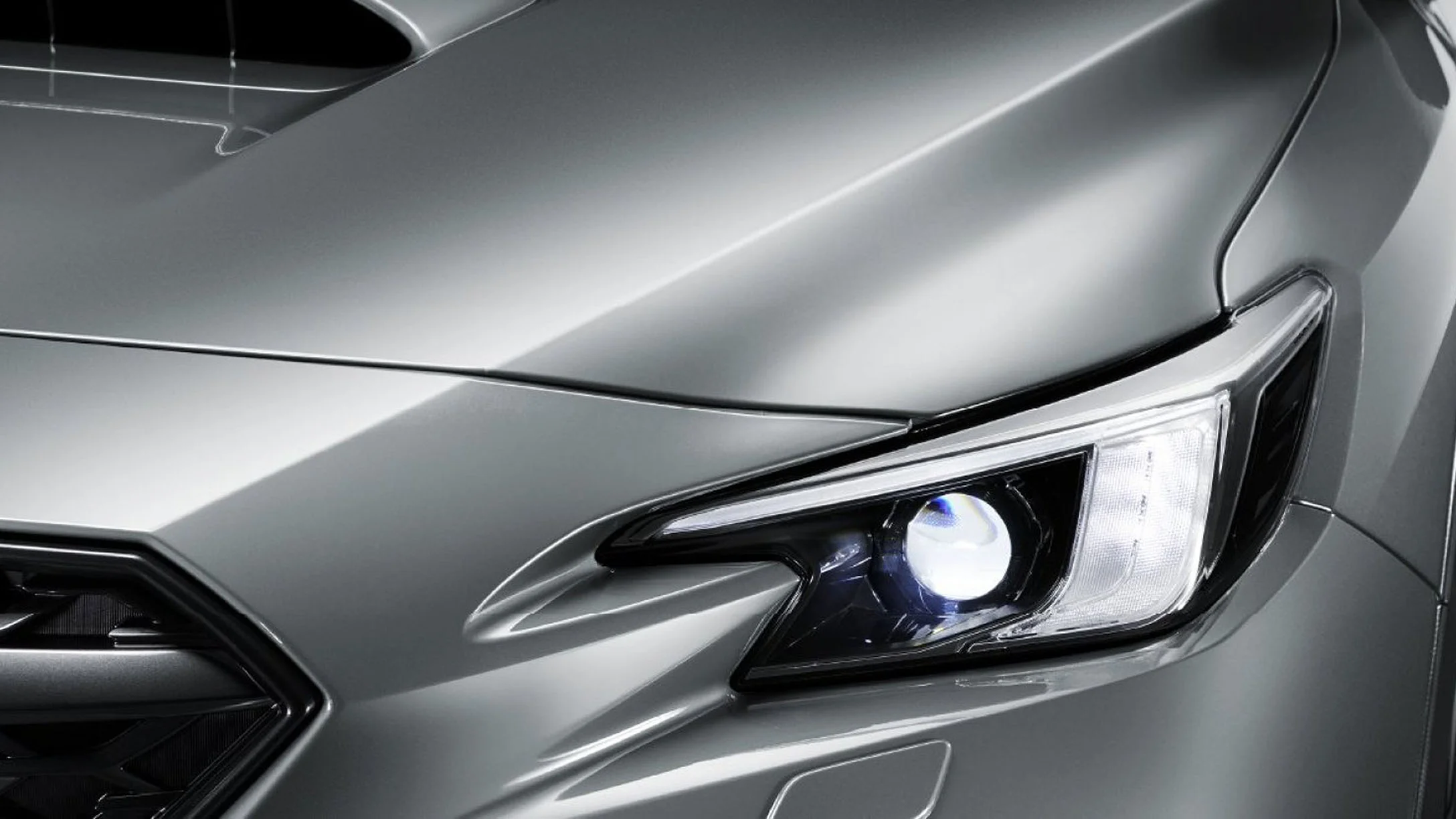 luces delanteras encendidas de auto Subaru