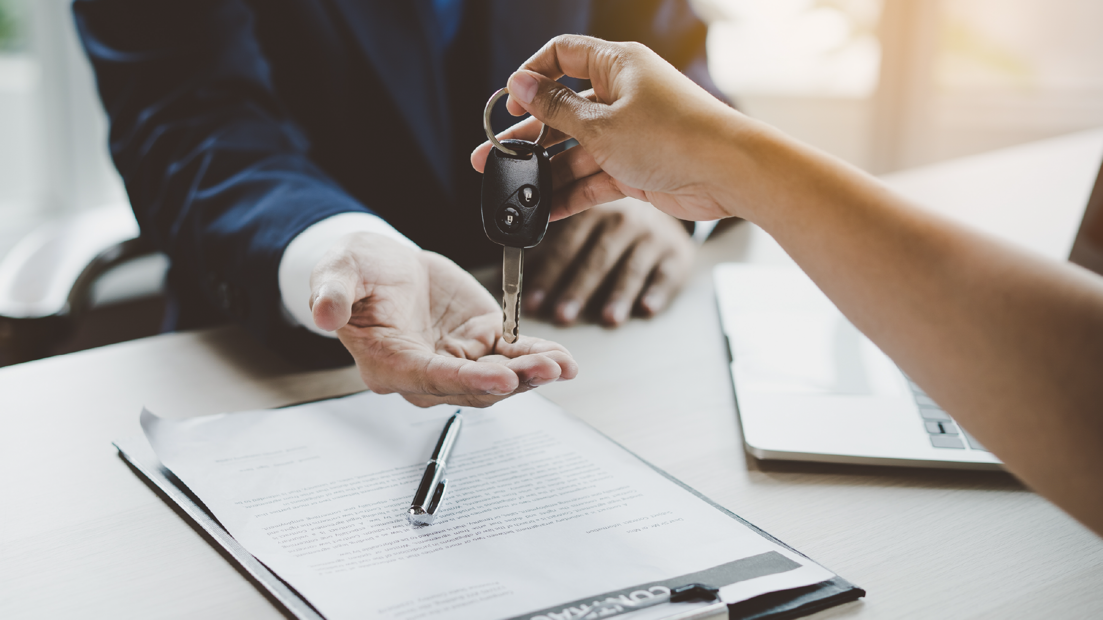 persona entregando llaves de auto Subaru a propietario
