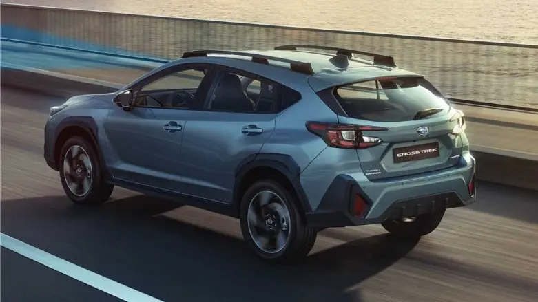 Subaru Crosstrek en carretera con atardecer de fondo