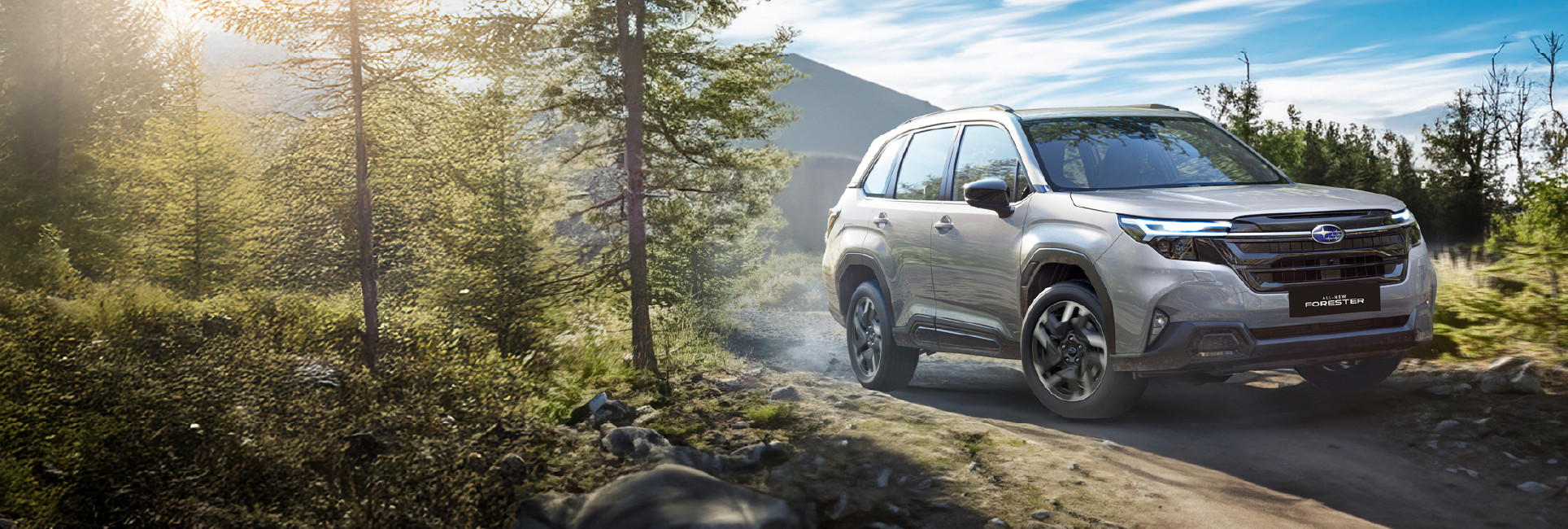 Subaru Forester en camino con lodo y vegetación de fondo