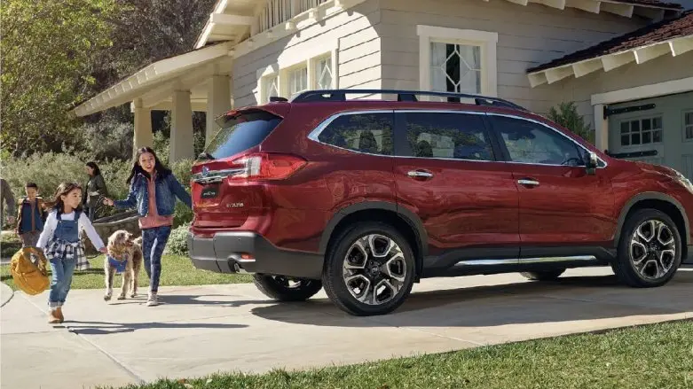 Subaru SUV estacionado en entrada de casa familiar