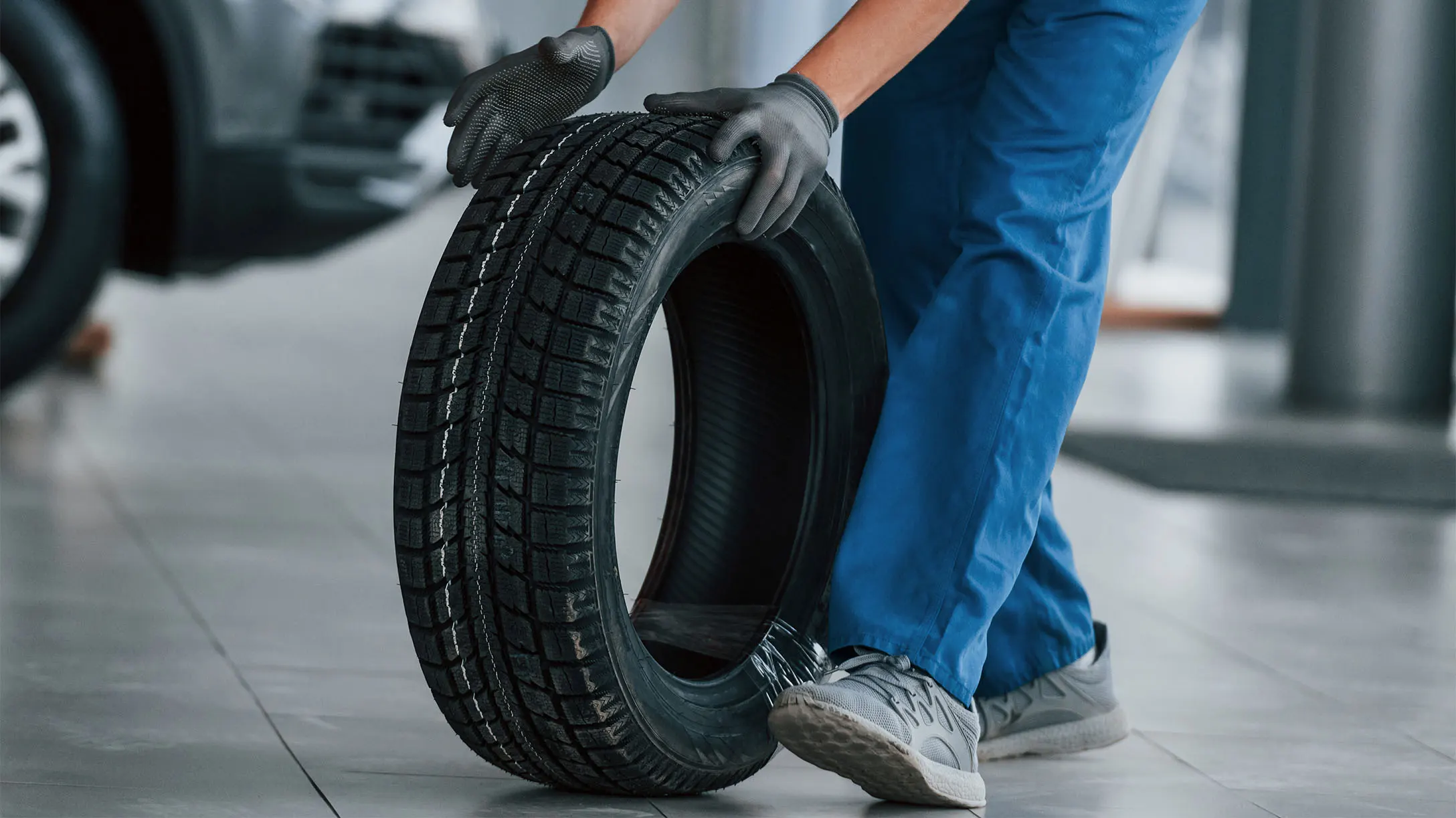 mecánico experto automotriz cambiando neumático