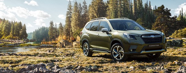 Subaru Forester en laguna con árboles de fondo