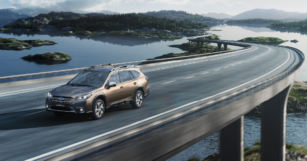 Modelo Subaru a velocidad sobre carretera