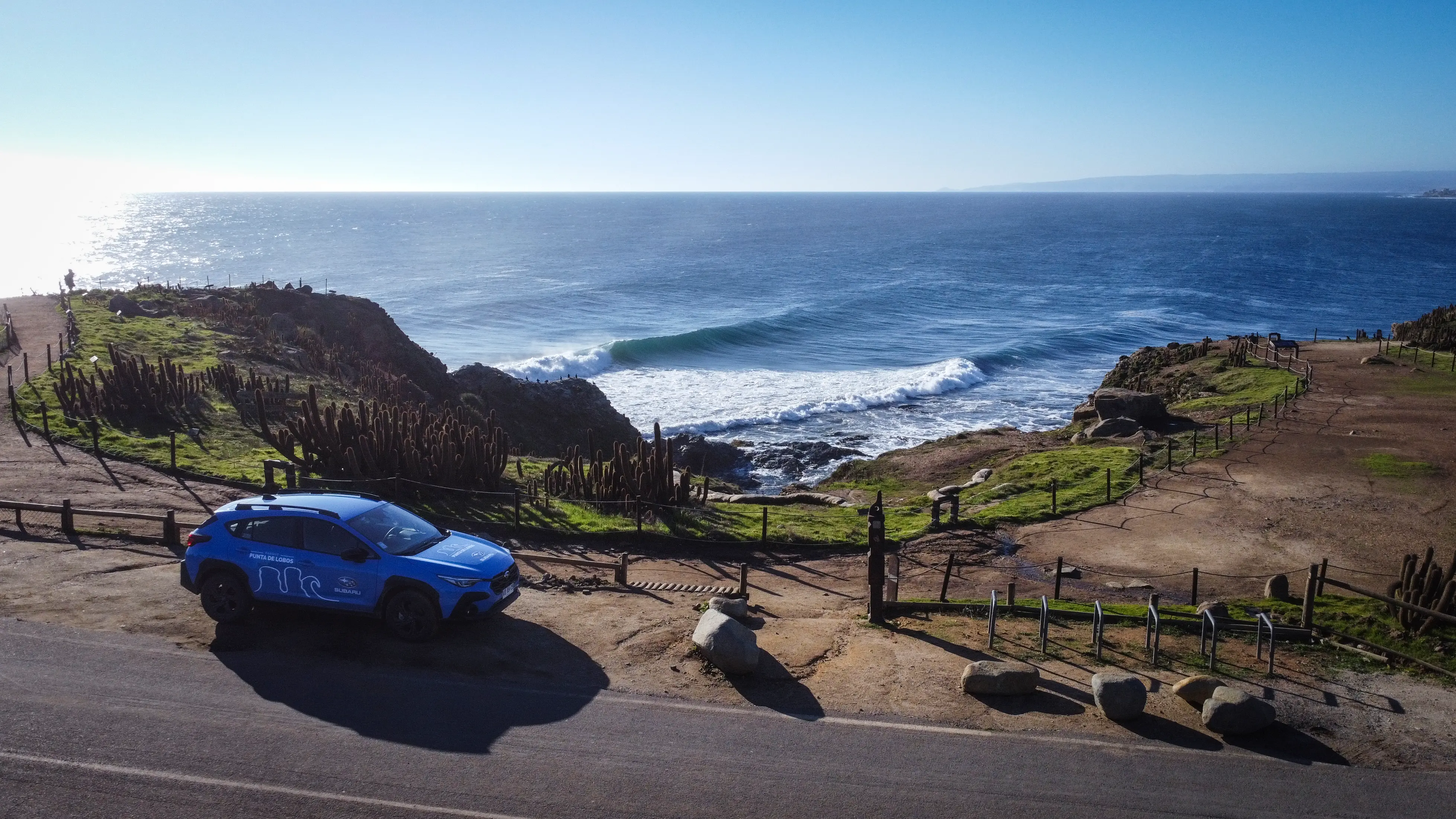 Subaru Crosstrek estacionado frente a bahía en playa